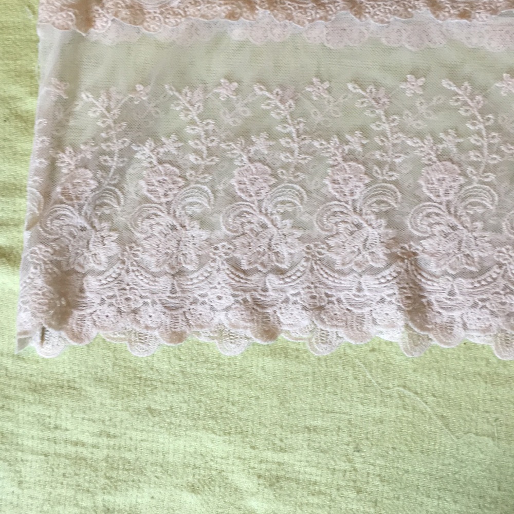 Gorgeous boutique lace top size medium - Picture 2 of 5